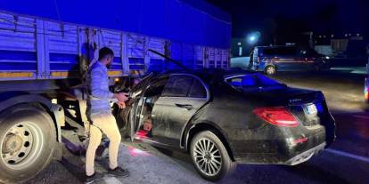 Otomobilin tırın altına girdiği kazada 2 kişi yaralandı