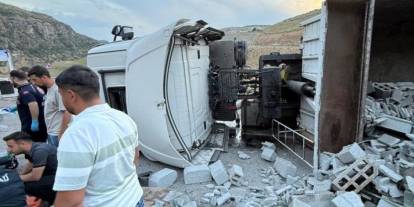 Siirt-Şırnak karayolunda devrilen tırın sürücü ağır yaralandı