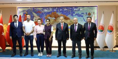Şırnak’ta Türkiye Birincisi Olan Öğrenci Başarısını Vali Ekici ile Paylaştı