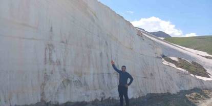 Hakkari’de o bölgeye giden vatandaşlar şaşırdı: Kar kalınlığı 5 metreyi buldu