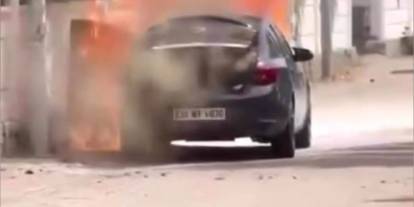 Seyir halindeki  araç aniden alev topuna döndü