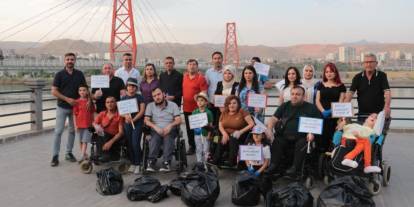 Cizre’de engelli bireyler parklarda temizlik çalışması yaptı
