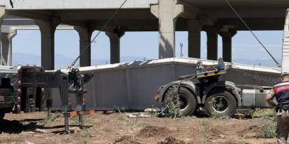 15 Tonluk Beton Bloğun Altında Kalan 1 İşçi Öldü, 1 İşçi Ağır Yaralandı