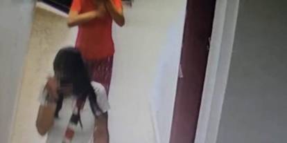 Apartmanın kapısını zorlayan iki kadın kameraya yansıdı