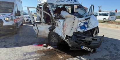 Yolcu minibüsü ile kamyon çarpıştı: 2 ölü, 3 yaralı
