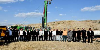 Şırnak’ta 700 Metre Derinliğe Ulaşabilen Sondaj Makinesi Göreve Başladı