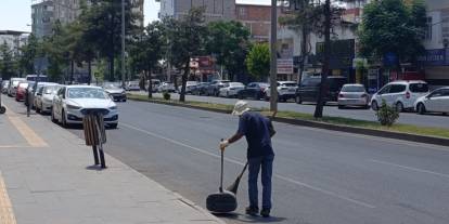 Sıcak Dinlemiyor, İş Aşkı Böyle Dedirtiyor: Bağlar'da Temizlik Personeli Sıcağa Rağmen İş Başında!