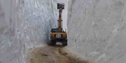 Hakkari’de 6 metrelik kar tünellerinde çalışmalar sürüyor