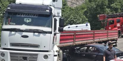 Otomobilin tırın altına girmesi sonucu 1 kişi yaralandı