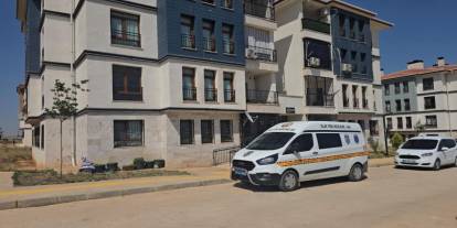 Bina görevlisi yaşlı kadını öldürüp altınlarını çaldı