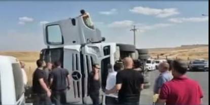 Cizre'de Virajı Alamayan TIR Devrildi: Sürücü Hafif Yaralandı