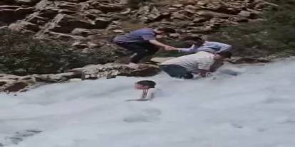 Van'da şelalede korku dolu anlar: Çocuk akıntıya kapıldı