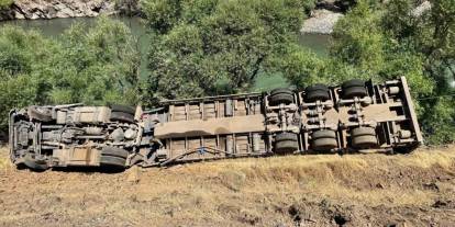 Şırnak’ta Tır Uçurumdan Yuvarlandı: Sürücü Hastaneye Kaldırıldı