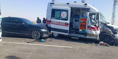 Ambulans, tır ve otomobilin karıştığı kazada 3 kişi yaralandı