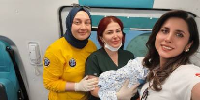Şırnak'ta bir bebek daha ambulansta dünyaya geldi