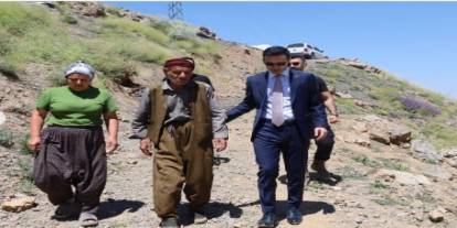 Uludere Kaymakamı Salih Kaya, Göçer Aileleri Tanintanin Geçidi'nde Ziyaret Etti