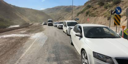 Yüksekova-Van kara yoluna düşen kayalar ulaşımı aksattı