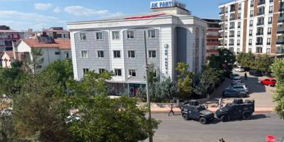 Şırnak'a Komşu İlde Ak Parti İl Binası Önüne Bırakılan Şüpheli Çanta Kontrollü Patlatıldı