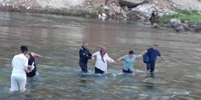 Siirt'te Kezer Çayı'nda mahsur kalan vatandaşlar için ekipler seferber oldu