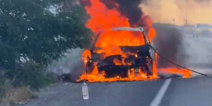 Van’da seyir halindeki otomobil alevlere teslim oldu