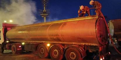 Cizre AVM Kavşağı'nda Tanker Yangını Korkuttu: İtfaiye Alevleri Kısa Sürede Kontrol Altına Aldı