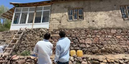Hakkari'de bir evde yılan kabusu: Koyunu öldürdü, güvercinleri telef etti