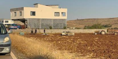 Otomobil evin önünde oturanların arasına daldı: 1 kadın öldü, 5 yaralı