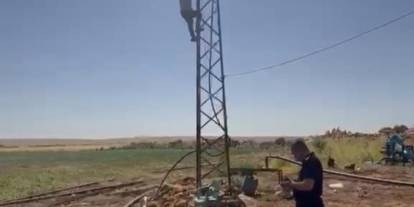 Kaçak trafo sökülmesin diye elektrik direğine çıktı
