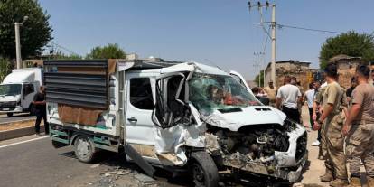 Cizre'de Transit Kamyonet Refüje Çarptı: 4 Kişi Yaralandı