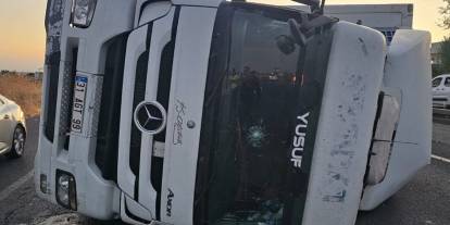 Nusaybin'de tırın devrilmesi sonucu 2 kişi yaralandı