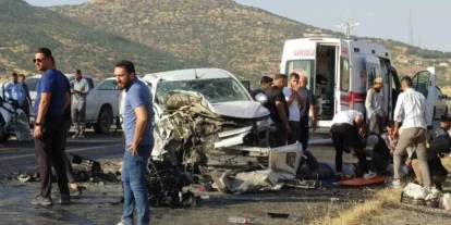 Midyat Gercüş Yolunda Kaza: Pikap ile Hafif Ticari Araç Çarpıştı, 8 Kişi Yaralandı
