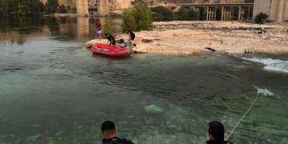 Fırat Nehri'nde mahsur kalan 10 kişi kurtarıldı
