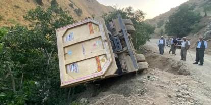Şırnak’ta Hafriyat Kamyonu Dar Virajda Şarampole Yuvarlandı