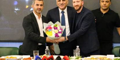 Amedspor, Erzurumspor'u çiçeklerle karşıladı