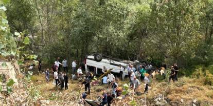 Feci kaza: Minibüs uçuruma yuvarlandı 4 ölü 10 yaralı