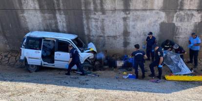 Köprüden şarampole uçan araçta 2 kişi hayatını kaybetti