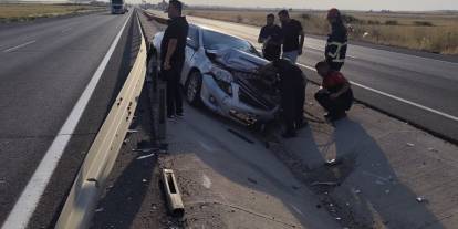 Nusaybin'de bariyerlere çarpan otomobilin sürücüsü yaralandı
