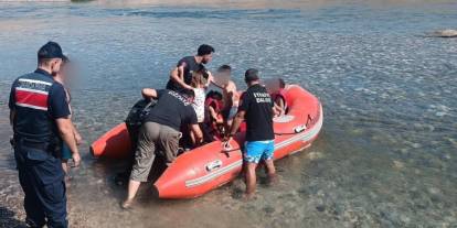 Diyarbakır'da mahsur kalan 10 kişi botla kurtarıldı