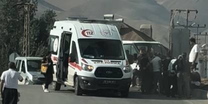 Yüksekova’da iki araç çarpıştı: 4 kişi yaralandı