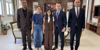 Hakkari’de büyük başarı: Görme engelli genç kız derece yaparak üniversiteli oldu