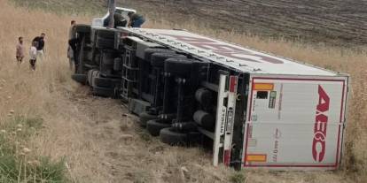 Cizre-Silopi yolunda TIR devrildi: 1 yaralı