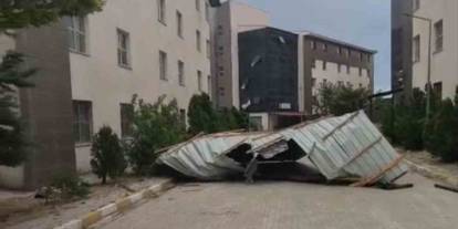 Van’da şiddetli fırtına çatıları uçurdu