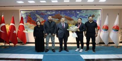 Türkiye şampiyonu Şırnaklı boksör Pınar Benek, Vali Ekici’yi ziyaret etti