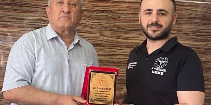 Şırnak'ta emekliye ayrılan sağlık çalışanına plaket verildi
