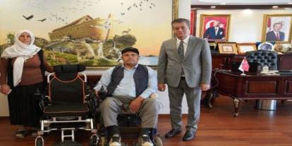 Başkan Yarka, Bedensel Engelli Güler’e Akülü Sandalye Teslim Etti