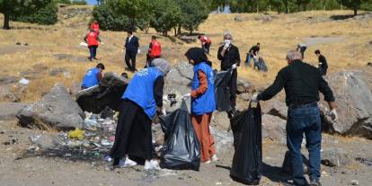Van Gölü kıyısında 4 ton çöp toplandı
