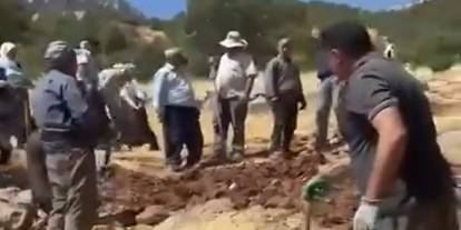 Şırnak’ta Yol yapılmayınca köylüler kolları sıvadı: Kazma kürekle yol açıyorlar