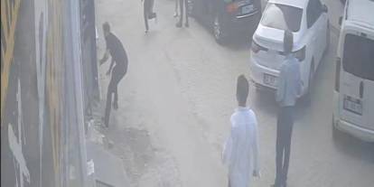 Kadını kurtarmak isteyen genç bıçaklı saldırıya uğradı