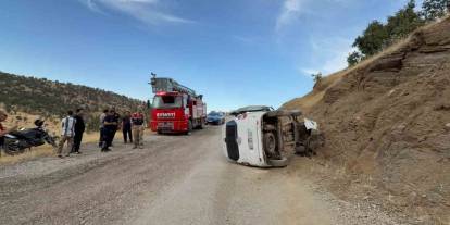 Hakkari’de takla atan otomobilde karı koca yaralandı