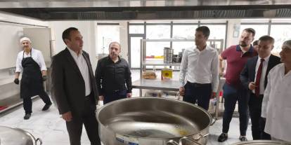 Silopi’de Aşevinde Hazırlanan Sıcak Yemekler İhtiyaç Sahiplerine Ulaştırılıyor